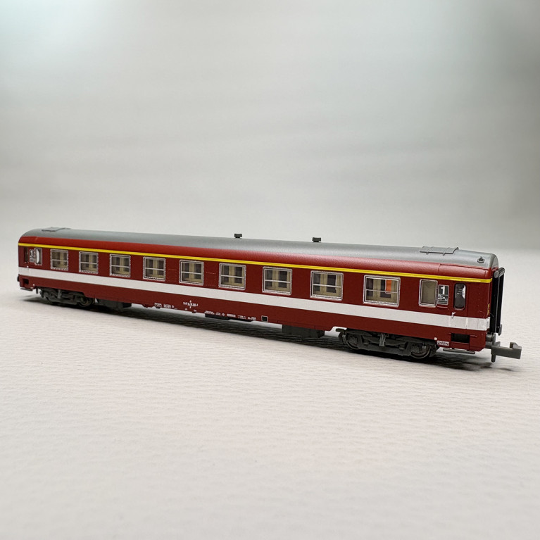 Voiture UIC Y A9, 1CL, ex-Le Capitole, bande de classe jaune, SNCF - REE NW-332