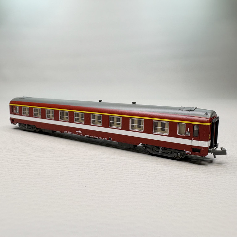 Voiture UIC Y A9, 1CL, ex-Le Capitole, bande de classe jaune, SNCF - REE NW-341