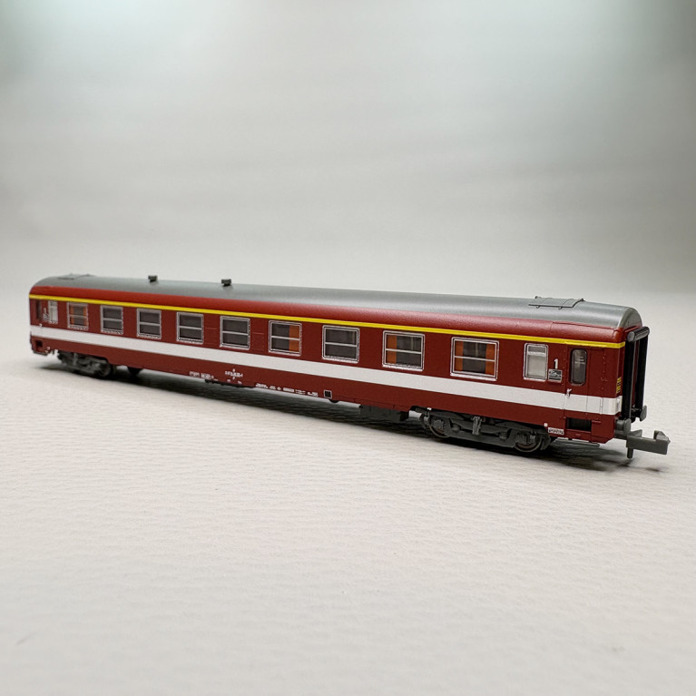 Voiture UIC Y A9, 1CL, ex-Le Capitole, bande de classe jaune, SNCF - REE NW-341