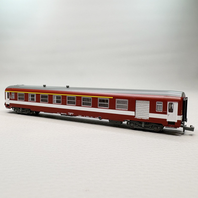 Voiture UIC Y A7D, mixte fourgon/1CL, ex-Le Capitole, bande de classe jaune, SNCF - REE NW-342