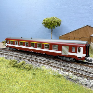 Voiture UIC Y A7D, mixte fourgon/1CL, ex-Le Capitole, bande de classe jaune, SNCF, Ep. IV - REE NW-342 - N 1/160