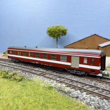 Voiture UIC Y A7D, mixte fourgon/1CL, ex-Le Capitole, bande supérieure blanche, SNCF, Ep. IV - REE NW-343 - N 1/160