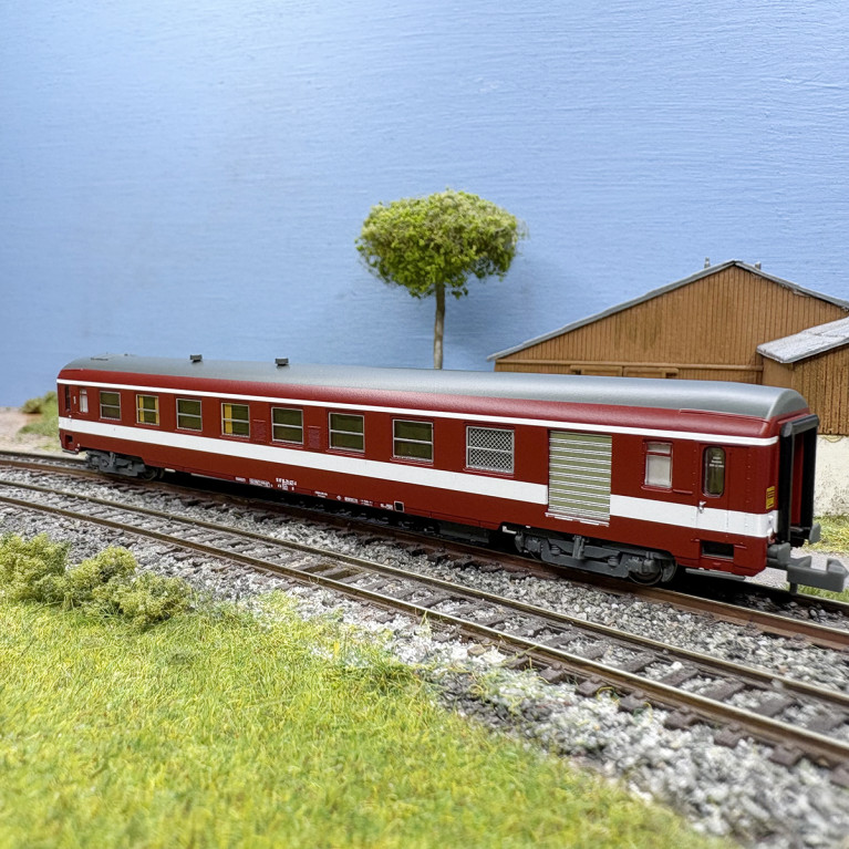 Voiture UIC Y A7D, mixte fourgon/1CL, ex-Le Capitole, bande supérieure blanche, SNCF, Ep. IV - REE NW-343 - N 1/160