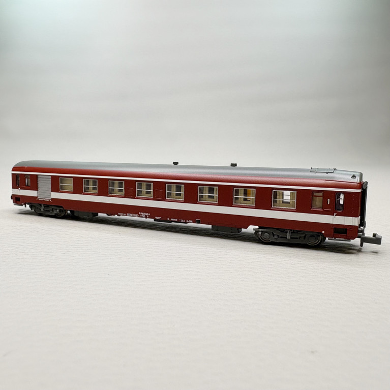 Voiture UIC Y A7D, mixte fourgon/1CL, ex-Le Capitole, bande supérieure blanche, SNCF - REE NW-343