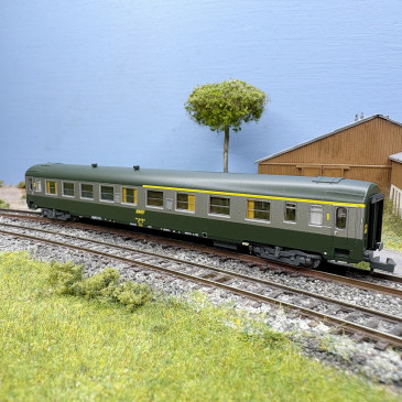 Voiture UIC Y A4B5, mixte 1CL/2CL, livrée C 160, SNCF, Ep. IV - REE NW-259 - N 1/160