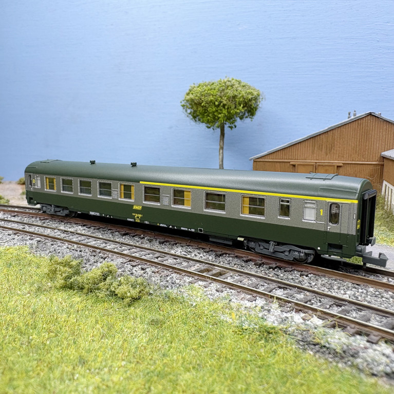 Voiture UIC Y A4B5, mixte 1CL/2CL, livrée C 160, SNCF, Ep. IV - REE NW-259 - N 1/160
