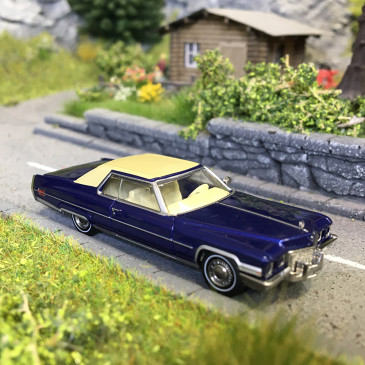 Cadillac coupé Deville, bleu métallisé et beige, 1972 - BREKINA 18127 - HO 1/87
