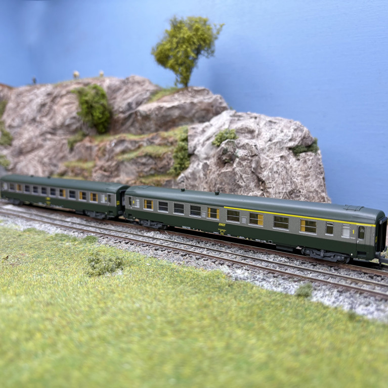 2 voitures UIC Y A4B5, mixte 1/2CL et B10 2CL, livrée C 160, SNCF, Ep. IV - REE NW-260 - N 1/160