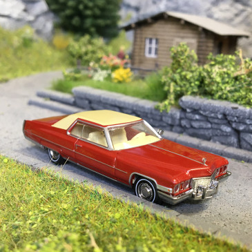 Cadillac coupé Deville, rouge métallisé et beige, 1972 - BREKINA 18125 - HO 1/87
