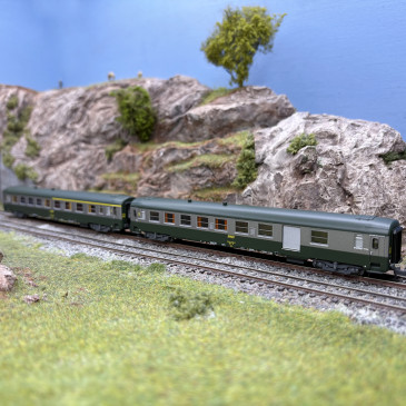 2 voitures UIC Y A4B5, mixte 1/2CL et B5D mixte 2CL/fourgon, livré C 160, SNCF, Ep. IV - REE NW-261 - N 1/160