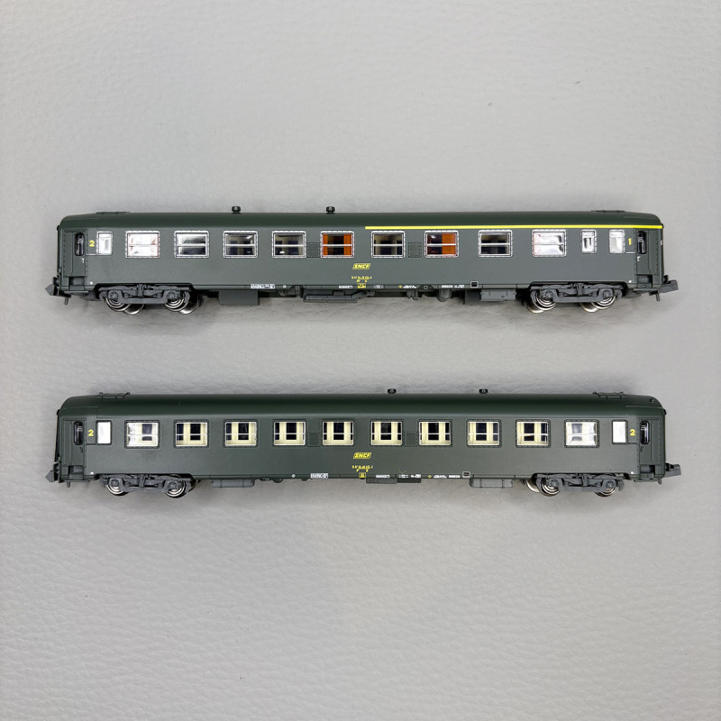 2 voitures UIC Y A4B5, mixte 1/2CL et B10 2CL, logo jaune encadré, SNCF - REE NW-258