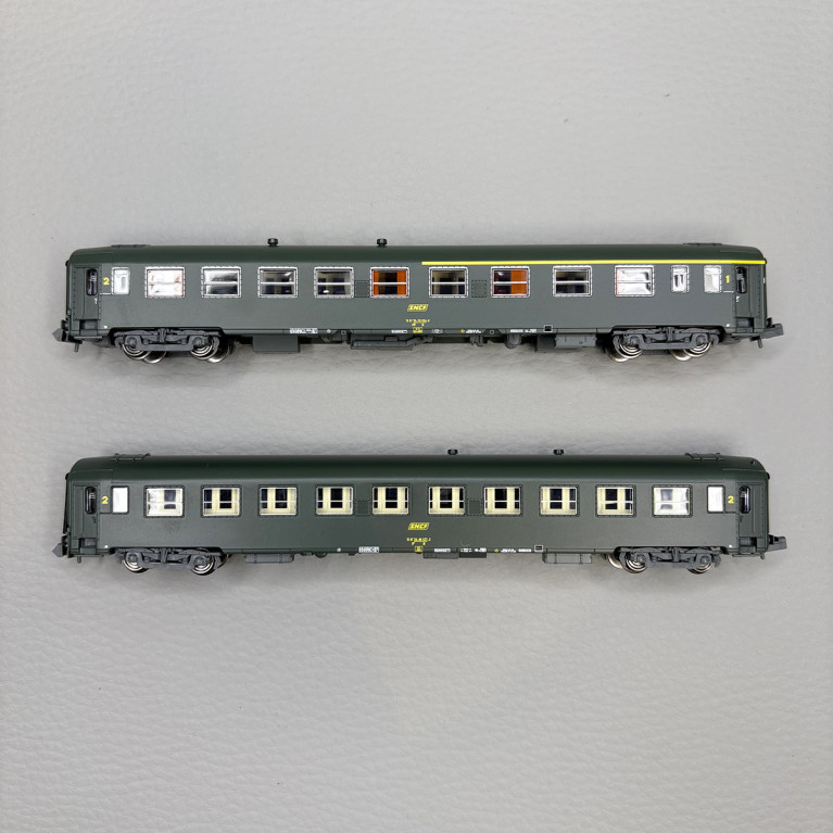 2 voitures UIC Y A4B5, mixte 1/2CL et B10 2CL, logo jaune encadré, SNCF - REE NW-258