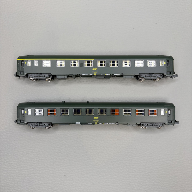 2 voitures UIC Y A4B5, mixte 1/2CL et B10 2CL, logo jaune encadré, SNCF - REE NW-258