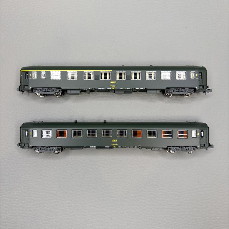 2 voitures UIC Y A4B5, mixte 1/2CL et B10 2CL, logo jaune encadré, SNCF - REE NW-258