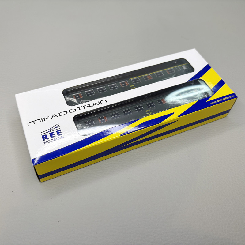 2 voitures UIC Y A4B5, mixte 1/2CL et B10 2CL, logo jaune encadré, SNCF - REE NW-258