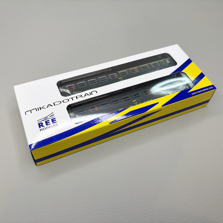 2 voitures UIC Y A4B5, mixte 1/2CL et B10 2CL, logo jaune encadré, SNCF - REE NW-258