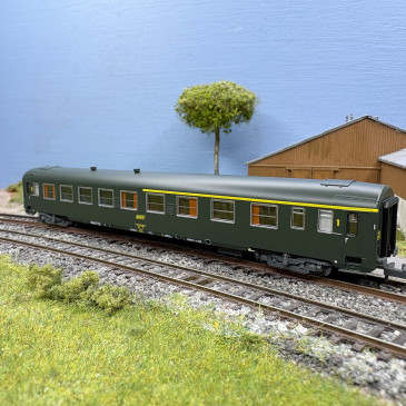 Voiture UIC Y A4B5, mixte 1/2CL, logo jaune encadré, SNCF, Ep. IV - REE NW-257 - N 1/160