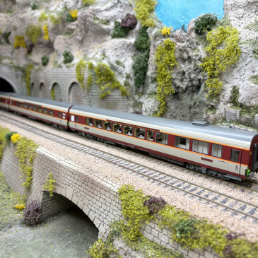 3 voitures grand confort "Aquitaine", 2 x A8tu 1CL + Vru restaurant, SNCF, Ep. IV - LSMODELS 40081DC - HO 1/87