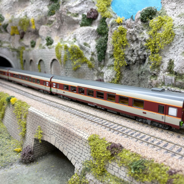3 voitures grand confort "Aquitaine", 2 x A8tu + A8u 1CL + A3rtux Bar, SNCF, Ep. IV - LSMODELS 40080DC - HO 1/87