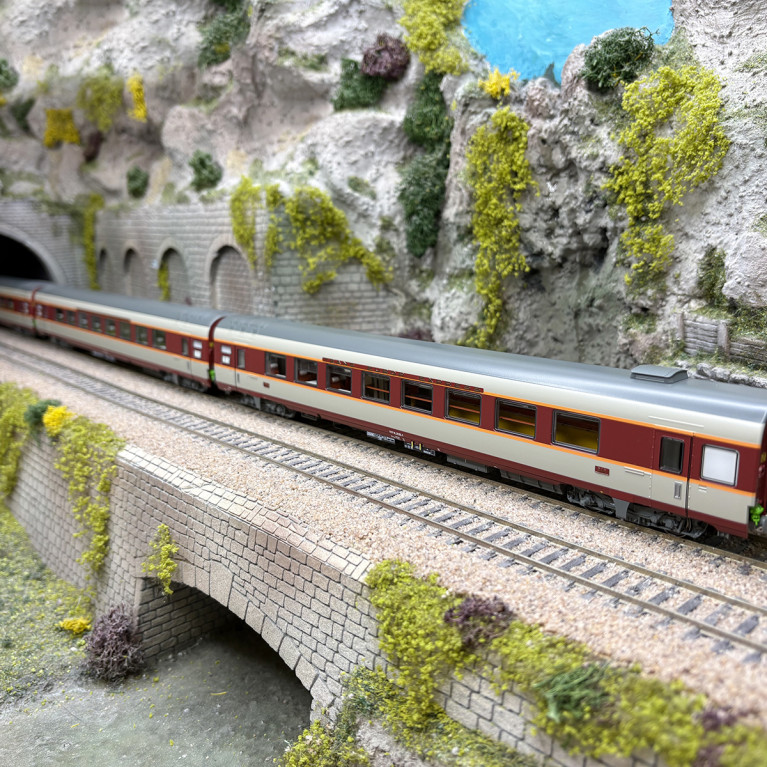 3 voitures grand confort "Aquitaine", 2 x A8tu + A8u 1CL + A3rtux Bar, SNCF, Ep. IV - LSMODELS 40080DC - HO 1/87