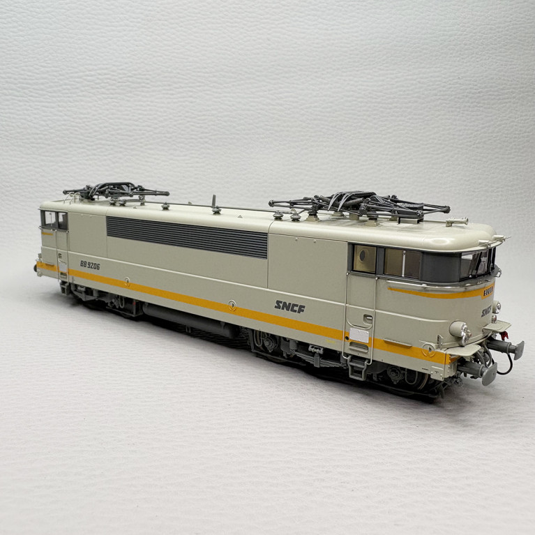 Locomotive électrique BB 9206, livrée béton, logo Beffara, Bordeaux, SNCF - REE MB-178