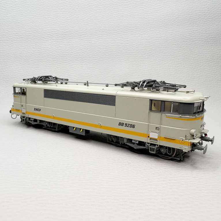 Locomotive électrique BB 9206, livrée béton, logo Beffara, Bordeaux, SNCF - REE MB-178