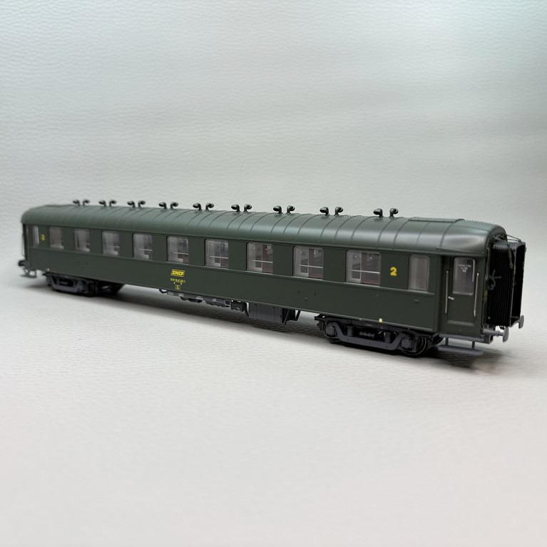 Voiture OCEM B9, 2CL, toit vert, logo encadré jaune, SNCF - LSMODELS MW40204