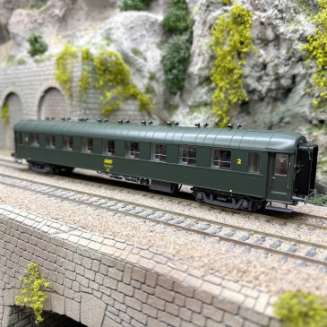 Voiture OCEM B9, 2CL, toit vert, logo encadré jaune, SNCF, Ep. IVa - LSMODELS MW40204 - HO 1/87