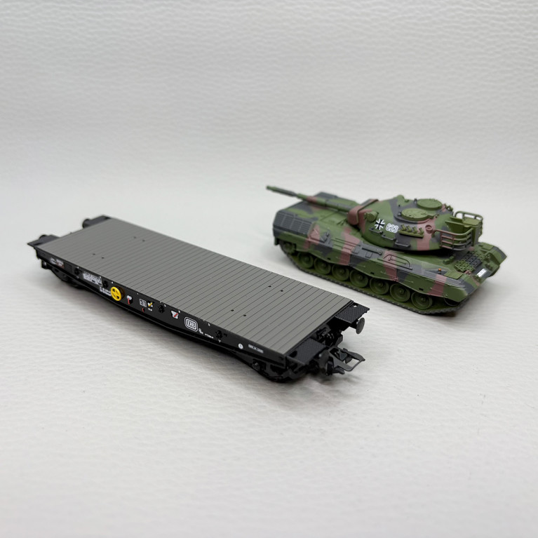 Wagon plat Rlmmps, transport lourd, avec char Leopard 1A1, DB - MARKLIN 46876