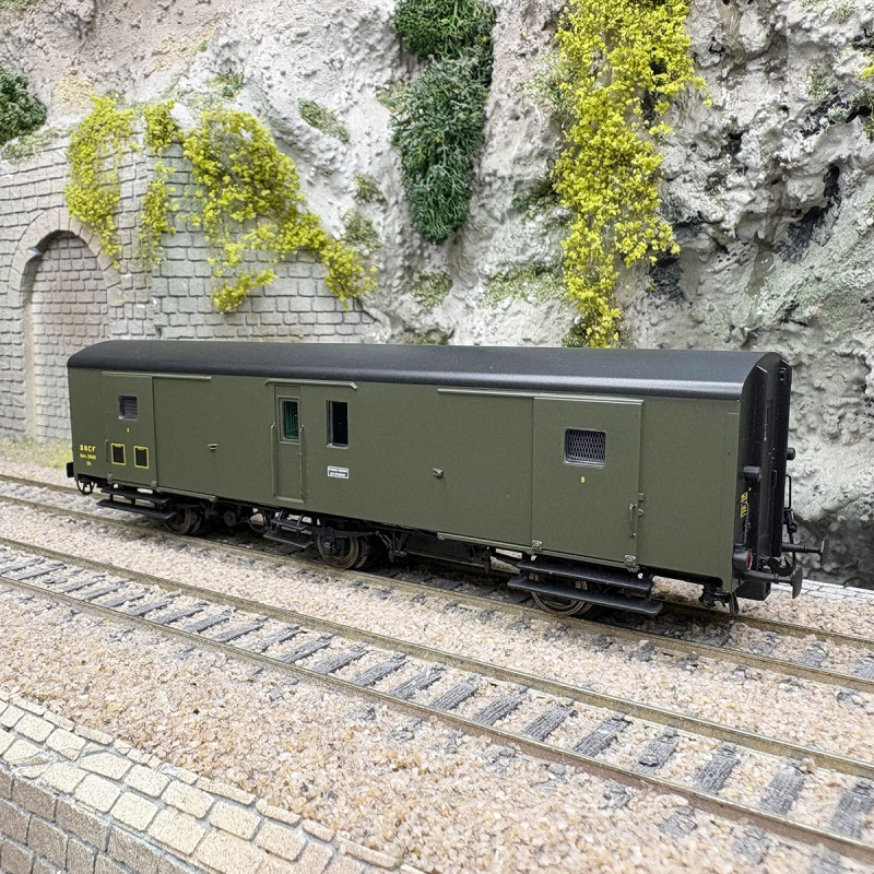 Fourgon Dqd²m, marquage 1956, toit noir, feux de fin de convoi, SNCF, Ep. IIIcd - LSMODELS MW103 - HO 1/87