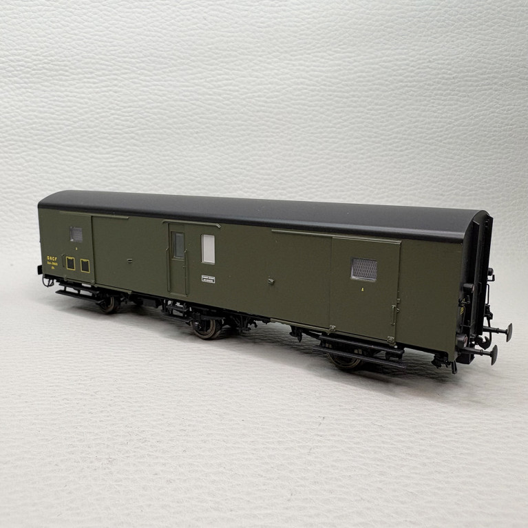 LSMODELS MW101 - Fourgon Dqd²m, marquage 1950, toit noir, feux de fin de convoi, SNCF