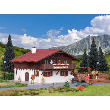 Auberge alpine avec terrasse en bois - VOLLMER 43960 - HO-1/87