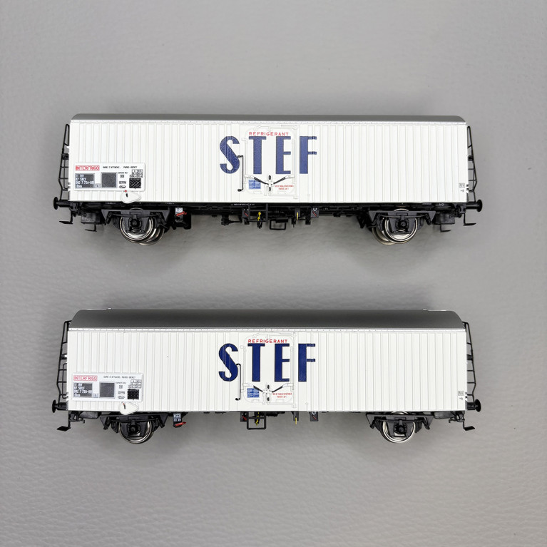LSMODELS 30236 - 2 wagons frigorifiques type Ibes, logo STEF bleu, marquage UIC, SNCF LSMODELS 30236 - 2 wagons frigorifiques type Ibes, logo STEF bleu, marquage UIC, SNCF