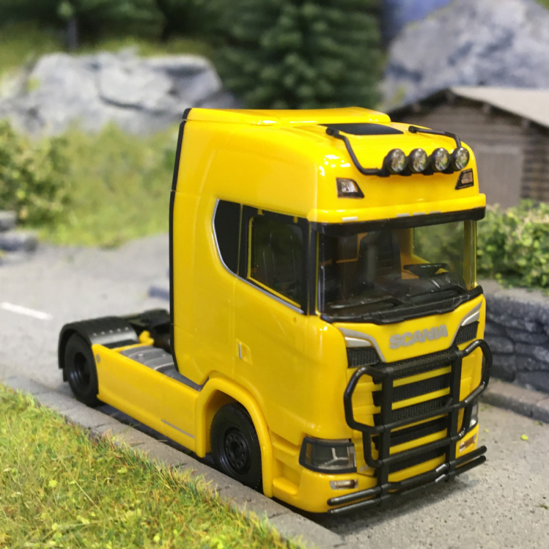 Tracteur Scania CS 20 HD avec rampe de phares et pare-buffle, 2 essieux, jaune - HERPA 310116-005 - HO 1/87