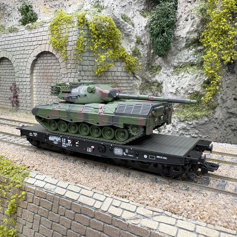 Wagon plat Rlmmps 650, transport lourd, avec char Leopard 1A1, DB, Ep. IV - MARKLIN 48877 - HO 1/87
