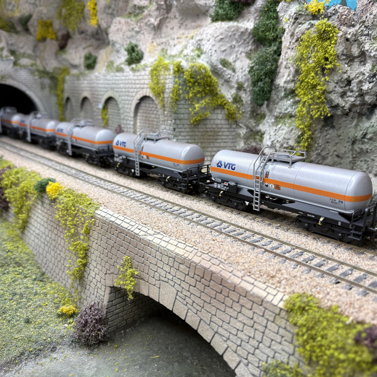 5 wagons citernes, transport de chlore gazeux, VTG, Ep. V - MARKLIN 46465 - HO 1/87 5 wagons citernes, transport de chlore gazeux, VTG, Ep. V - MARKLIN 46465 - HO 1/87