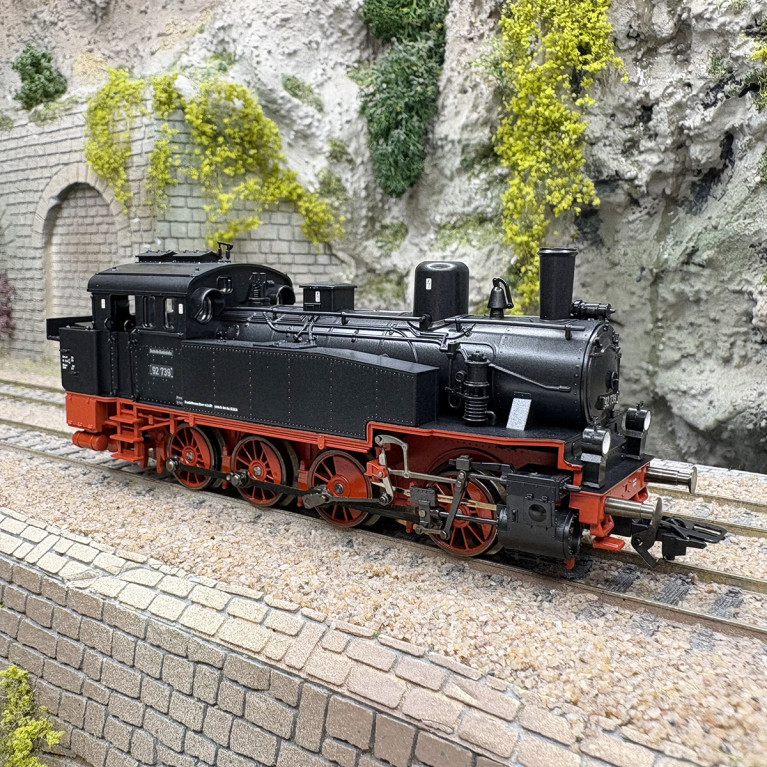 Locomotive à vapeur BR 92 739, "Dampflok-Erlebniswelt", DB, Ep. III à VI, digital son - TRIX 22993 - HO 1/87 Locomotive à vapeur BR 92 739, "Dampflok-Erlebniswelt", DB, Ep. III à VI, digital son - TRIX 22993 - HO 1/87