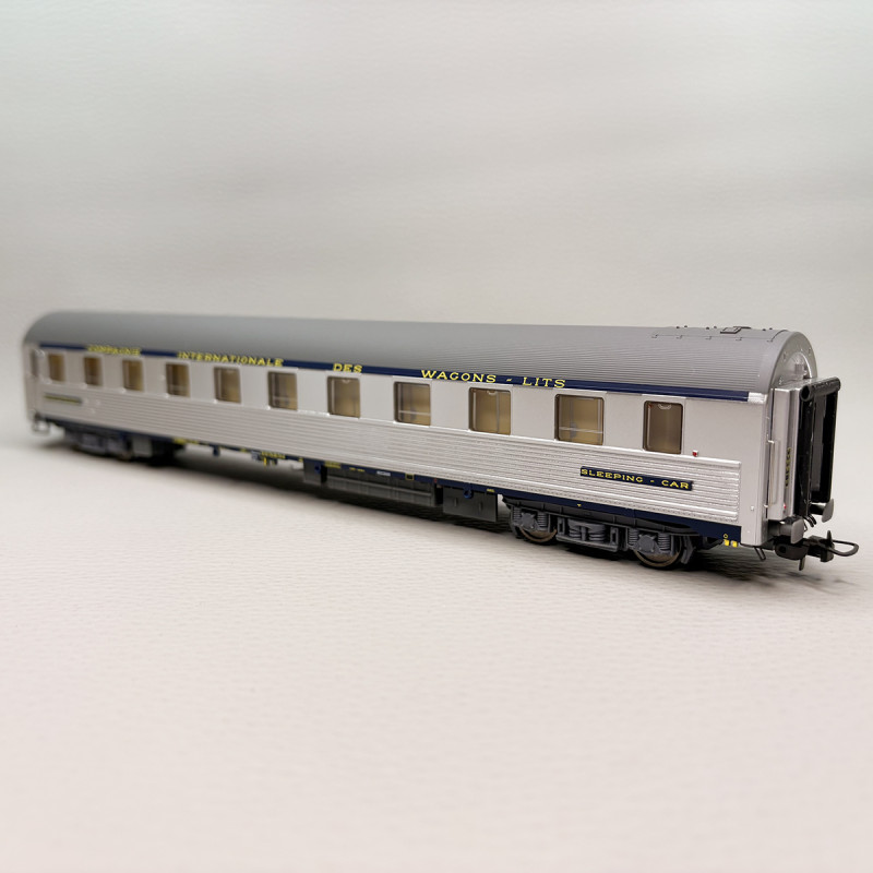 LSMODELS 49105 - Voiture lits type P, inox, bandeau bleu foncé CIWL, gérance SNCF LSMODELS 49105 - Voiture lits type P, inox, bandeau bleu foncé CIWL, gérance SNCF