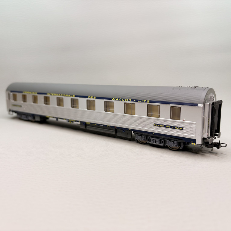 LSMODELS 49105 - Voiture lits type P, inox, bandeau bleu foncé CIWL, gérance SNCF LSMODELS 49105 - Voiture lits type P, inox, bandeau bleu foncé CIWL, gérance SNCF