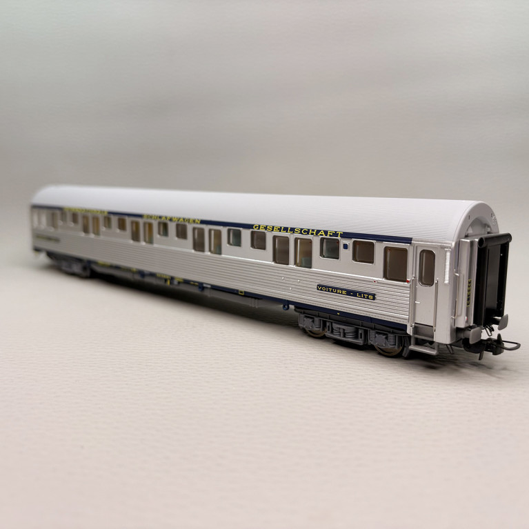 LSMODELS 49106 - Voiture lits type P, inox, bandeau bleu foncé CIWL, gérance SNCF LSMODELS 49106 - Voiture lits type P, inox, bandeau bleu foncé CIWL, gérance SNCF