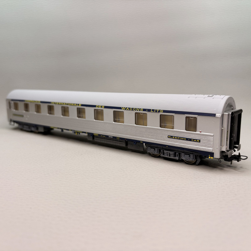 LSMODELS 49106 - Voiture lits type P, inox, bandeau bleu foncé CIWL, gérance SNCF LSMODELS 49106 - Voiture lits type P, inox, bandeau bleu foncé CIWL, gérance SNCF