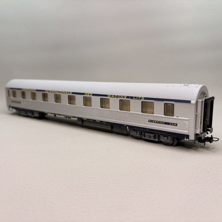 LSMODELS 49106 - Voiture lits type P, inox, bandeau bleu foncé CIWL, gérance SNCF LSMODELS 49106 - Voiture lits type P, inox, bandeau bleu foncé CIWL, gérance SNCF