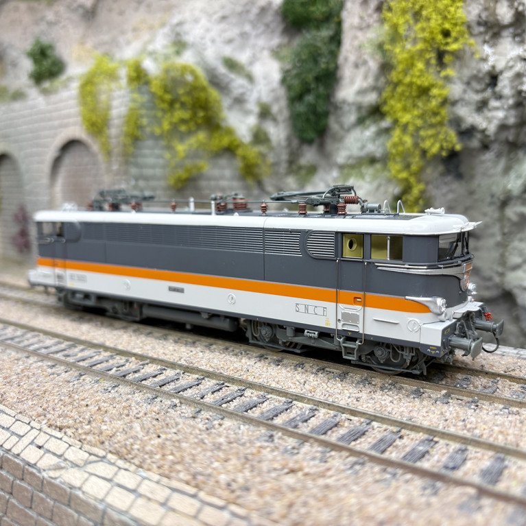 Locomotive électrique BB 16053, livrée Corail, La Chapelle, SNCF, Ep. IV et V - REE MB-180 - HO 1/87