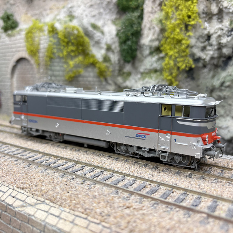 Locomotive électrique BB 9284, livrée Multiservice, Tours St Pierre, SNCF, Ep. V et VI - REE MB-177 - HO 1/87