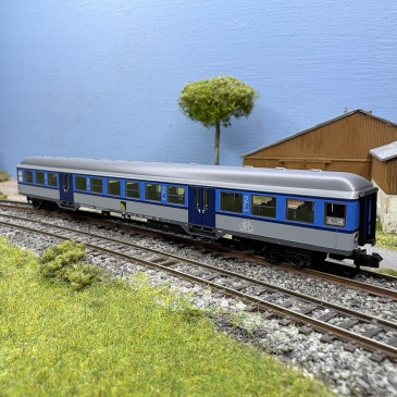 copy of Voiture de banlieu type Bnrz 451, 2 CL, SVG, Ep. VI - MINITRIX 18554 - N 1/160