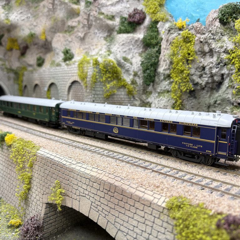 2 voitures, OCEM A3 1/2 C3 1/2 B5yfi et Couchette WL S2, 1932, PO MIDI et CIWL, Ep. IIb - LSMODELS 40902 - HO 1/87