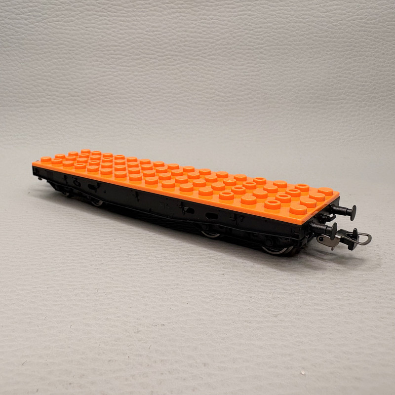 Wagon plat avec plaque de construction, compatible "Lego" - PIKO 58405
