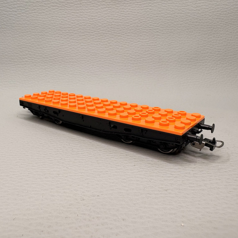 Wagon plat avec plaque de construction, compatible "Lego" - PIKO 58405