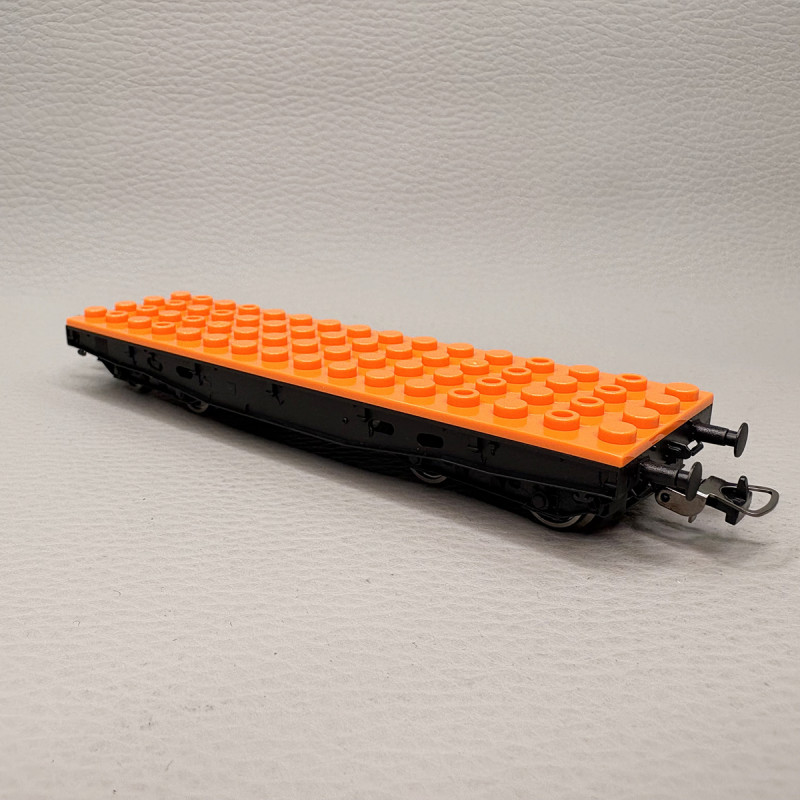 Wagon plat avec plaque de construction, compatible "Lego" - PIKO 58405