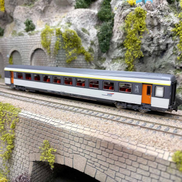 Voiture voyageur, A10tu, 1CL, livrée Corail, logo Casquette, SNCF, Ep. IV - PIKO 97138 - HO 1/87